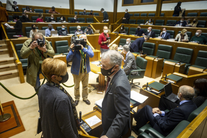 La consejera Arantxa Tapia, promotora de la ley, conversa con el lehendakari antes de comenzar el pleno. (Jaizki FONTANEDA/FOKU)
