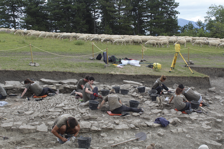La vida cotidiana del valle de Aranguren sigue su curso durante las excavaciones en el poblado vascón de Irulegi.