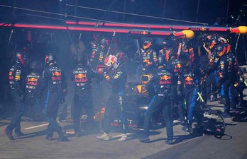 Verstappen abandona su coche entre una intensa humareda. 