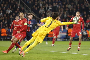 Alisson Becker despeja uno de los innumerables disparos del PSG. 