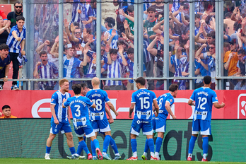 Los jugadores del Alavés celebran con su afición el gol de Vicente. 