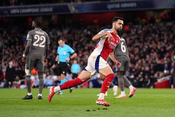 Mikel Merino celebra su gol frente al Real Madrid en la ida de los cuartos de la Champions.