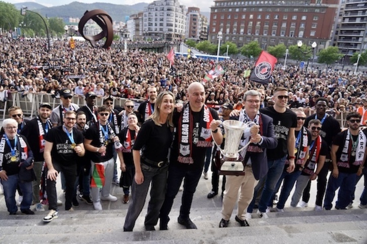Bilbao Basketeko presidente, entrenatzaile eta jokalariak bilbotarrekin FIBA Europe Cupeko garaipena ospatzen.