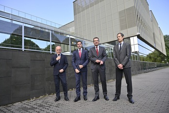 NanoGUNEren Dorre Kuantikoa eraikitzen hasi dira. Irudian, Jose Maria Pitarke nanoGUNEko zuzendaria, Imanol Pradales Lakuako lehendakaria, Juan Ignacio Perez Zientzia sailburua eta Javier Martínez-Ojinaga nanoGUNEko presidentea.