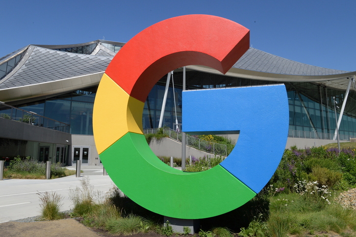 El logo de Google, a la entrada de una de las instalaciones del gigante tecnológico en EEUU.