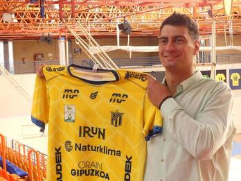 Iñaki Peciña posa con la camiseta de su segunda etapa en Bidasoa-Irun.
