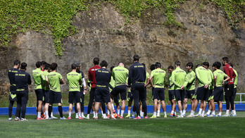 Los realistas charlan formando un círculo durante el entrenamiento de este lunes en Zubieta.