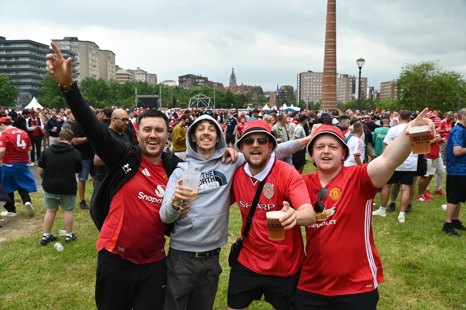 Aficionados de Manchester United en el parque de Etxebarria. Aficionados de Manchester United en el parque de Etxebarria.
