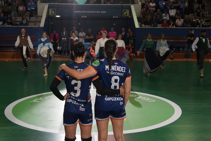 Esther Arrojería y Alba Manéndez han recibido el homenaje de club, instituciones y la afición del Bera Bera.