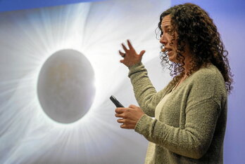 Virginia Garcia astronomoa, Donostiako hitzaldian, eguzki-eklipseetan bakarrik ikusten den eguzkiaren atmosferari buruz azalpenak ematen.
