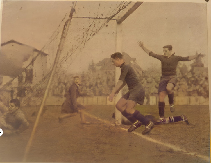 Julián Vergara anota uno de sus múltiples goles en el campo de San Juan defendiendo la zamarra rojilla en los años 30 del siglo pasado.