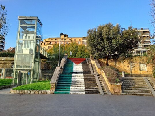 Mural en las escaleras de Villamonte que ha dado lugar a la sanción.