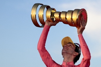 Simon Yates, con el trofeo Senze Fine del Giro de Italia.