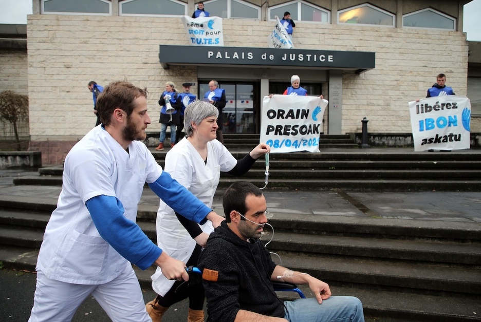 Action de Bake Bidea pour la libération du prisonnier gravement malade Ibon Fernandez Iradi "Susper" devant le palais de justice de Bayonne, jeudi 27 février 2020.