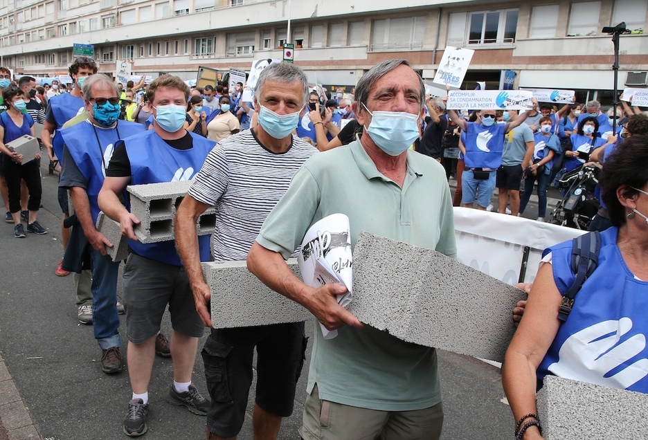 Action symbolique d'emmurement de la sous-préfecture de Bayonne, pour demander la libération des prisonniers basques, le 19 septembre 2020.