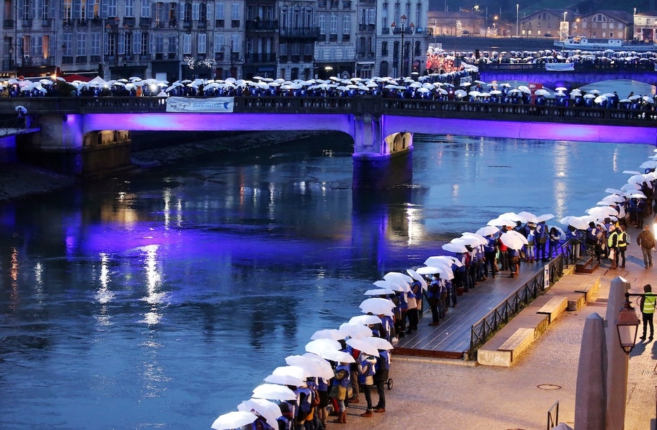 Chaîne humaine organisée par les Artisans de la paix et Bake Bidea en faveur des prisonniers basques à Bayonne, le 9 janvier 2021.