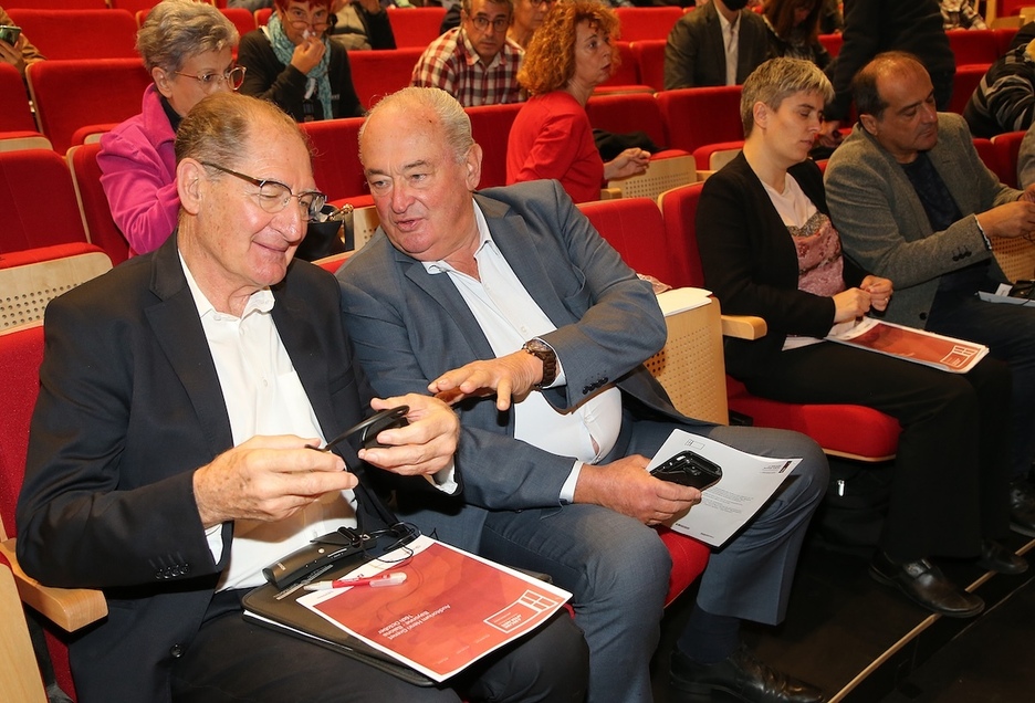 L'avocat sud-africain Brian Currin et Jean-Jacques Lasserre lors des 10 ans de la conférence d'Aiete, le 16 octobre 2021.