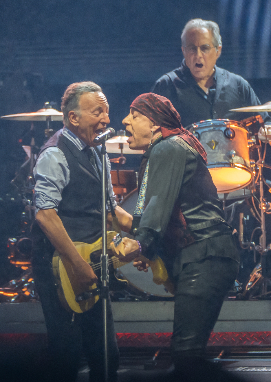 Springsteen y Steven Van Zandt, bajo la atenta mirada del batería, Max Weinberg. Springsteen y Steven Van Zandt, bajo la atenta mirada del batería, Max Weinberg.